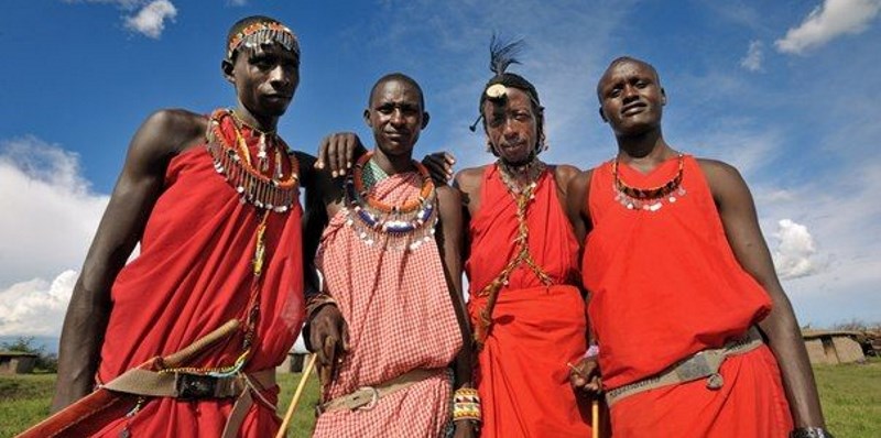 Кенийцы в женских нарядах