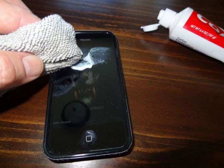 Очищение экрана планшета или мобильного телефона