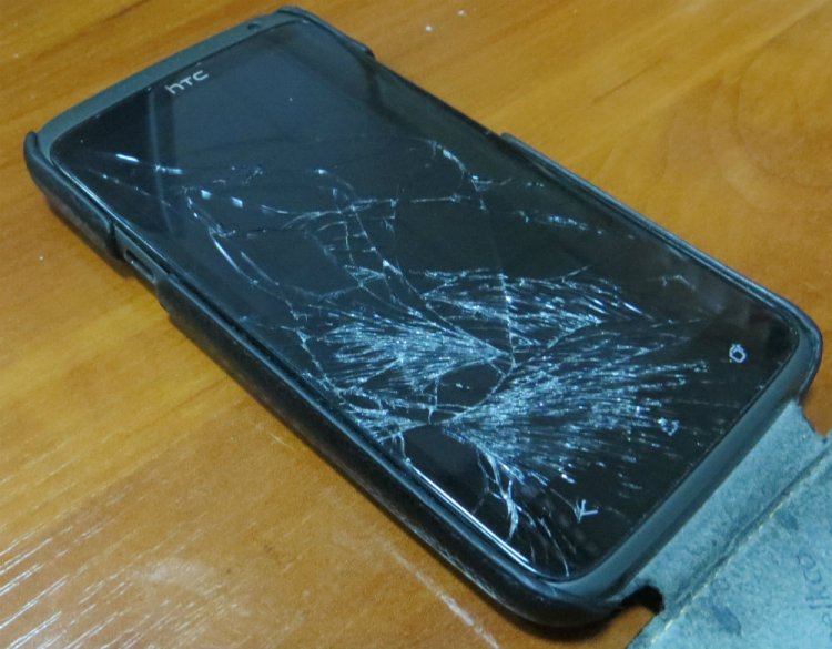 Разбитый мобильный телефон. Разбитый смартфон. Сломанный смартфон. Разбитые телефоны. Разбитый дисплей.